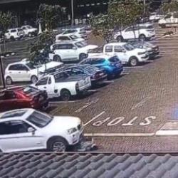 Alışveriş merkezi &ouml;n&uuml;nde polisi ezen s&uuml;r&uuml;c&uuml; cinayetle su&ccedil;lanıyor