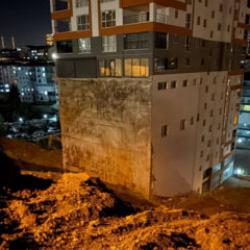 Ankara'da korkutan g&ouml;r&uuml;nt&uuml;: 17 katlı binanın temeli a&ccedil;ığa &ccedil;ıktı