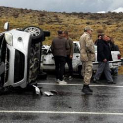 Bitlis'te feci kaza! İki otomobil kafa kafaya &ccedil;arpıştı: 5 yaralı