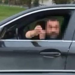 B&uuml;y&uuml;k&ccedil;ekmece'de trafikte yol verme tartışması: Tartıştığı s&uuml;r&uuml;c&uuml;n&uuml;n aracına &ccedil;arpıp ka&ccedil;tı