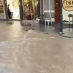 &Ccedil;eşme'de şiddetli yağış hayatı fel&ccedil; etti