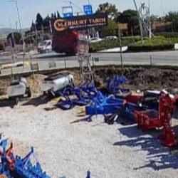 Dikkatsiz yaya &ouml;l&uuml;mden d&ouml;nd&uuml;: S&uuml;r&uuml;c&uuml;n&uuml;n refleksi faciayı &ouml;nledi