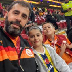 F.Bah&ccedil;e formasıya G.Saray trib&uuml;n&uuml;nde derbiyi izlemişti! O anları anlattı