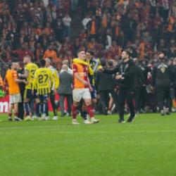 Fenerbah&ccedil;e'den derbide &ccedil;ıkan kavga i&ccedil;in flaş a&ccedil;ıklama: Rakip takım olayları k&ouml;r&uuml;klemiştir