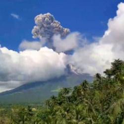 Filipinler'deki Mayon Yanardağı k&uuml;l p&uuml;sk&uuml;rtt&uuml;