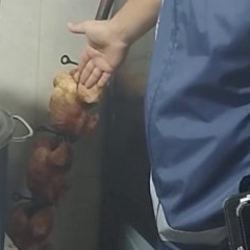 Mide bulandıran g&ouml;r&uuml;nt&uuml;! 15 kilo bozuk tavuk ele ge&ccedil;irildi! Ekipler bile şaşkına d&ouml;nd&uuml;
