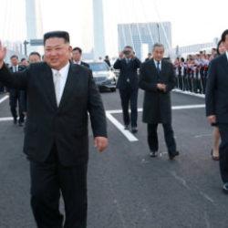 Hakkında &ouml;ld&uuml; iddiaları &ccedil;ıkan Kim Jong-Un &Ccedil;in sınırında ortaya &ccedil;ıktı