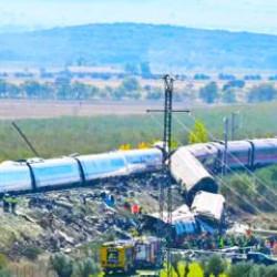 İspanya'daki hızlı tren faciasında korkun&ccedil; hata: &Ouml;n&uuml;mdeki 200'le gidiyor