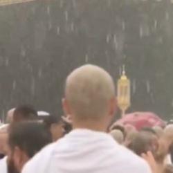 Kabe'de M&uuml;sl&uuml;manlar sağanak altında tavaf yaptı