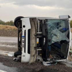Kırıkkale'de midib&uuml;s devrildi: 14 yaralı