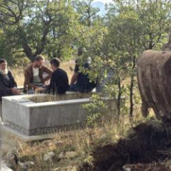 K&ouml;yde gen&ccedil; kalmayınca &ccedil;areyi buldu: Eşiyle kendi mezarını kep&ccedil;eyle kazdırdı