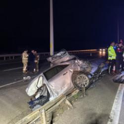 &Ccedil;anakkale'de feci kaza! Ara&ccedil; par&ccedil;alara ayrıldı: 2 &ouml;l&uuml; 