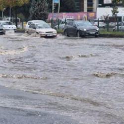 Malatya'da sağanak nedeniyle yollar g&ouml;le d&ouml;nd&uuml;