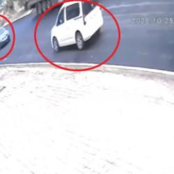 Mardin'de otomobilin k&uuml;&ccedil;&uuml;k &ccedil;ocuğa &ccedil;arptığı dehşet anları kamerada