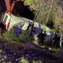 Minib&uuml;s şarampole devrildi: 15 yaralı