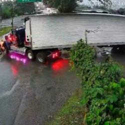 Kasksız ve y&uuml;ksek hızla seyreden motosiklet d&ouml;n&uuml;ş yapan tıra &ccedil;arptı.