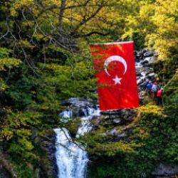 Nefes kesen 29 Ekim kutlaması! Cumhuriyet Bayramı coşkusu Akkaya Şelalesi&rsquo;ne taşındı