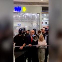 Netanyahu'nun &ccedil;ırpınışları: Megafonla AVM&rsquo;lerde oy dilendi