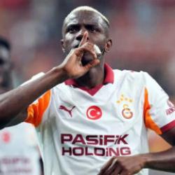 Osimhen'i d&uuml;nya devine &ouml;nerdiler! "Teknik direkt&ouml;r&uuml; tanıyor"