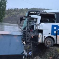 Şırnak'ta yolcu otob&uuml;s&uuml; ile TIR &ccedil;arpıştı: 1 &ouml;l&uuml;, 14 yaralı