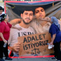 Ters y&ouml;nde 2 can alan alkoll&uuml; s&uuml;r&uuml;c&uuml; tahliye edildi: Acılı ailelerden isyan