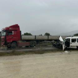 TIR ile hafif ticari ara&ccedil; kafa kafaya &ccedil;arpıştı: 1 &ouml;l&uuml;, 1 ağır yaralı