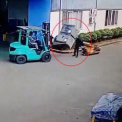Vietnam'da feci iş kazası kamerada: Devrilen y&uuml;k&uuml;n altında kalarak can verdi