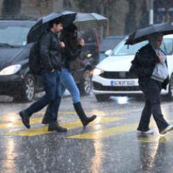 Meteoroloji saat verip duyurdu! İstanbul dahil bir&ccedil;ok ilde sağanak ve fırtına alarmı