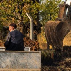 Yaşarken eşiyle kendisi i&ccedil;in mezar kazdırdı! Sebebini duyanlar duygulandı