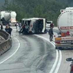 Yolcu otob&uuml;s&uuml; devrildi, can pazarı yaşandı! &Ouml;l&uuml; ve yaralılar var