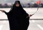 İranlı kadın milislerin 'Nunçaku' gösterisi