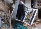 Araç evin avlusuna uçtu: 2 ölü, 1 yaralı