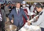 Cuma namazı çıkışında aşure ikram edildi
