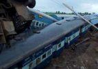Hindistan'da iki tren raydan &ccedil;ıktı: 27 &ouml;l&uuml;