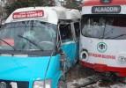 Kamp&uuml;ste tramvay ile minib&uuml;s &ccedil;arpıştı: 25 yaralı