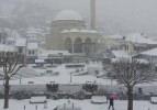 Kosova'da kar yağışı hayatı felç etti