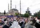 Selimiye Camii avlusunda iftar