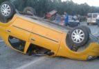 Taksi traktöre çarptı: 3 yaralı