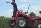 Traktörle şov yapan çocuk