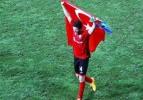T&uuml;rk bayrağı a&ccedil;an futbolcu tutuklandı