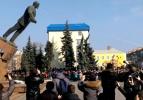 Ukrayna'da muhalifler Lenin heykellerini devirdi