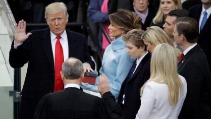 Trump İncil'e el basarak yemin etti