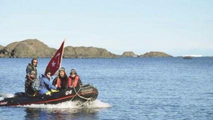 Antartika'da Türk bayrağı dalgalandırdılar
