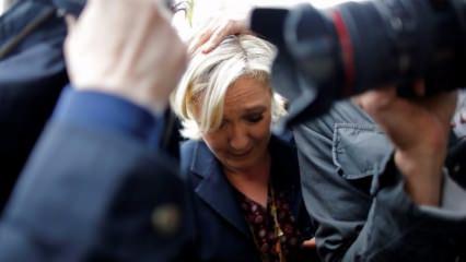 Le Pen'e büyük şok! Yumurta attılar