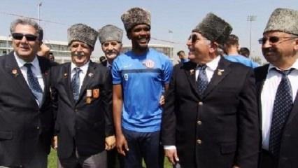 Samuel Eto'o kalpak taktı ve poz verdi!