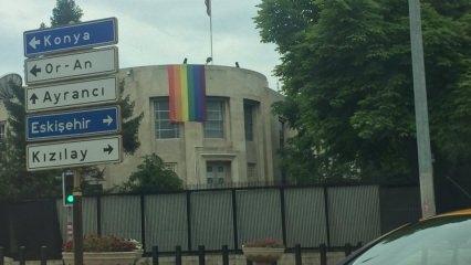  ABD Büyükelçiliğine LGBT bayrağı asıldı!