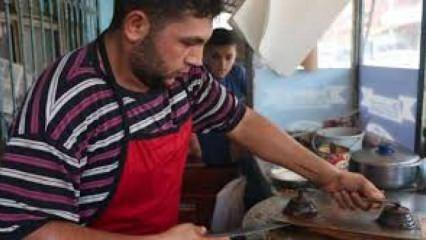 "Ütü tost" yemek için kuyruğa giriyorlar