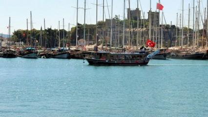 Yunan polisi Türk bayraklı yata el koydu