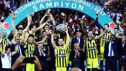 Fenerbahçe ilk kupasını kaldırdı!