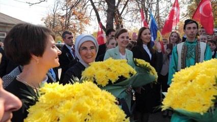 Emine Erdoğan'a çiçekli karşılama